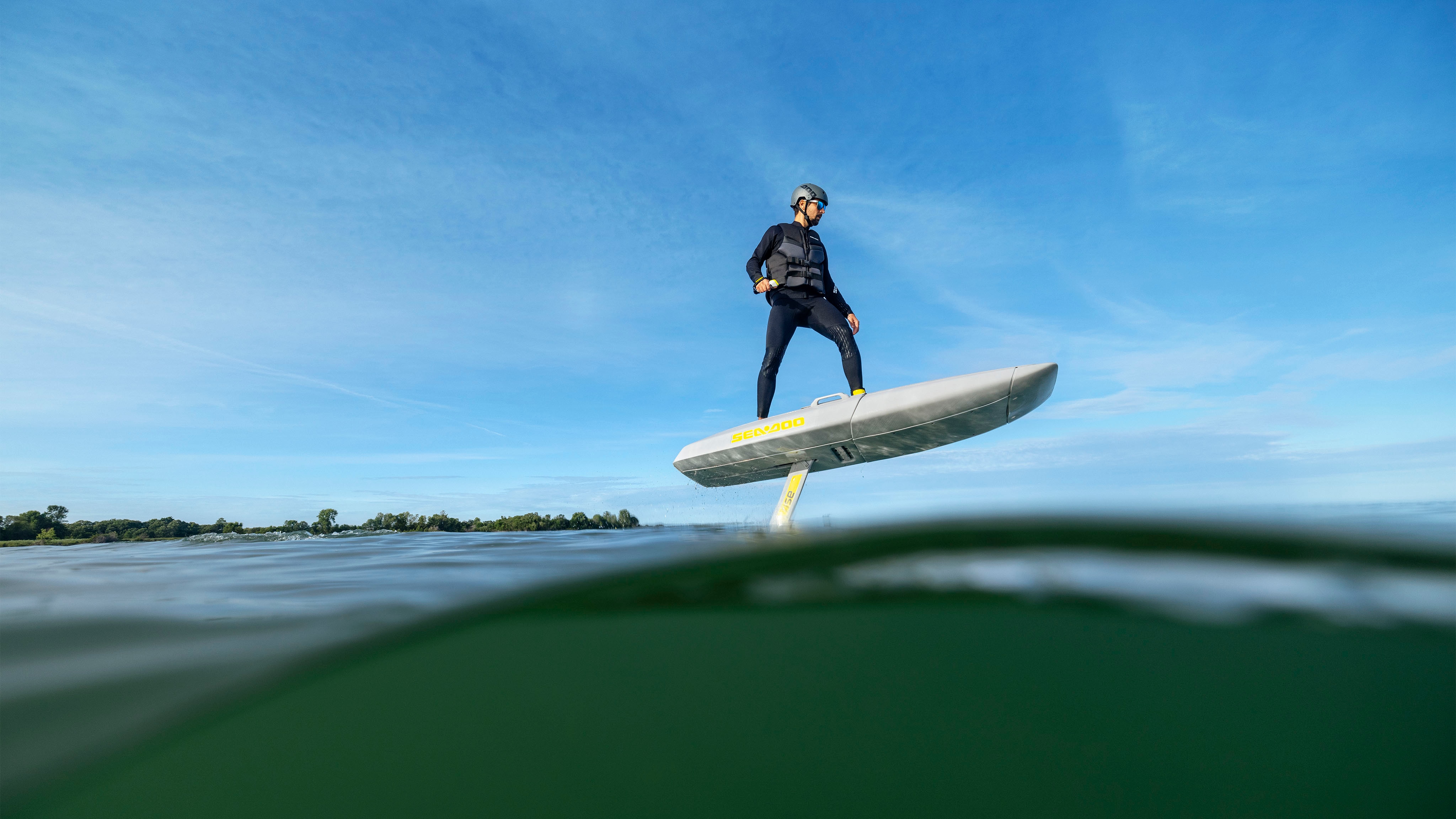 Homme faisant du surf avec le nouveau Sea-Doo Rise