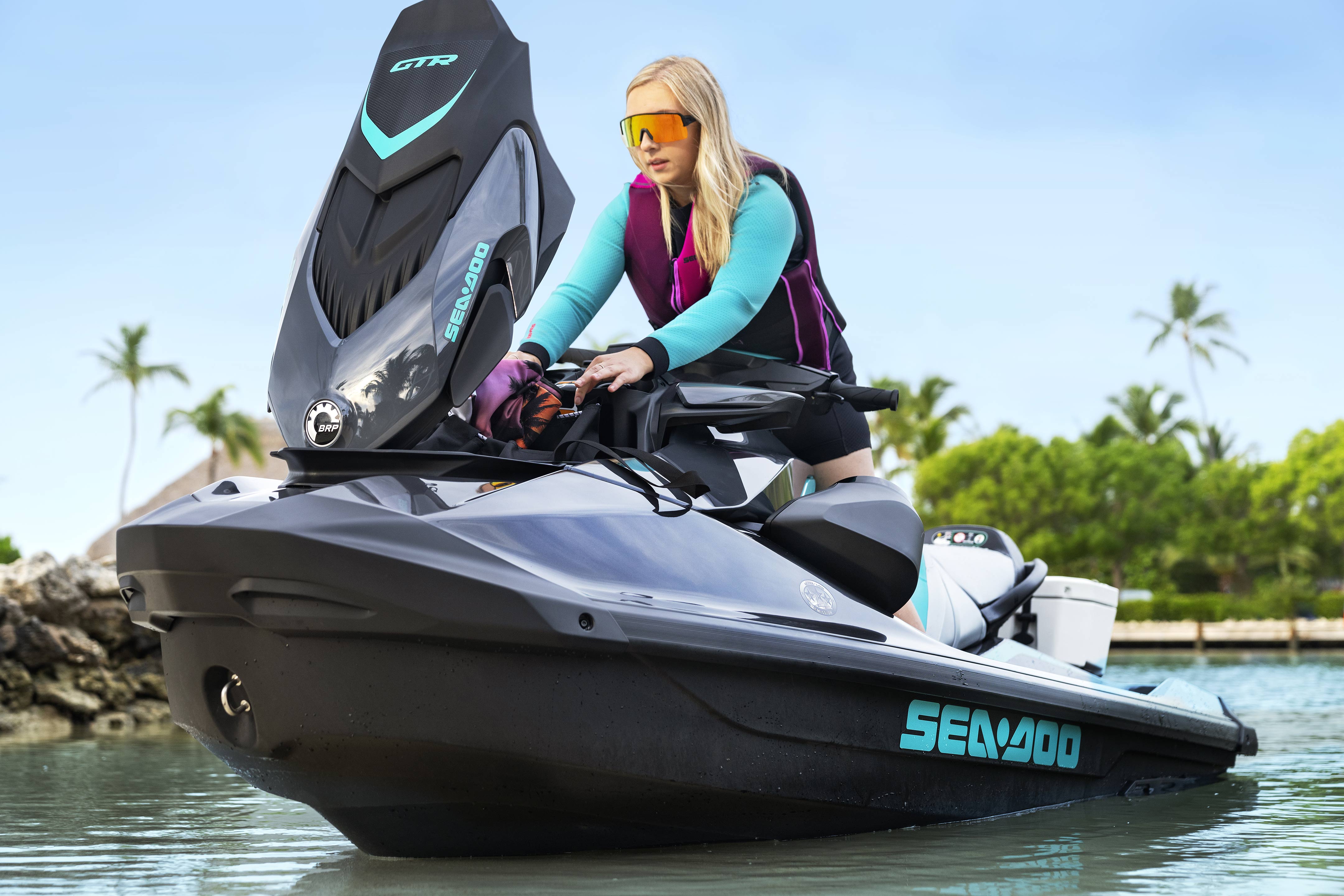 Bestuurder die spullen opbergt in de opbergbak van haar Sea-Doo GTR-waterscooter
