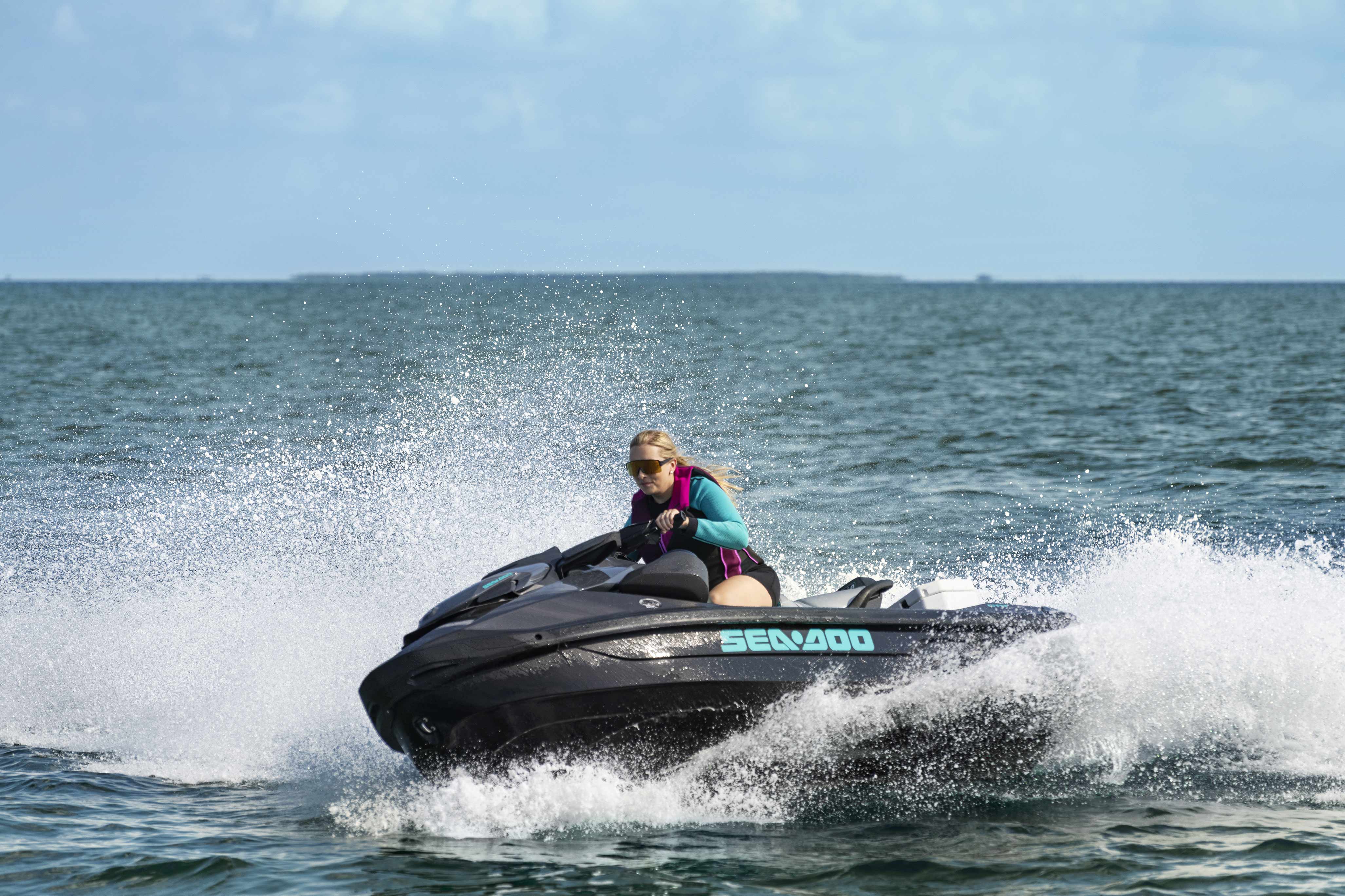 Donna in sella a una moto d’acqua Sea-Doo GTR ad alte prestazioni