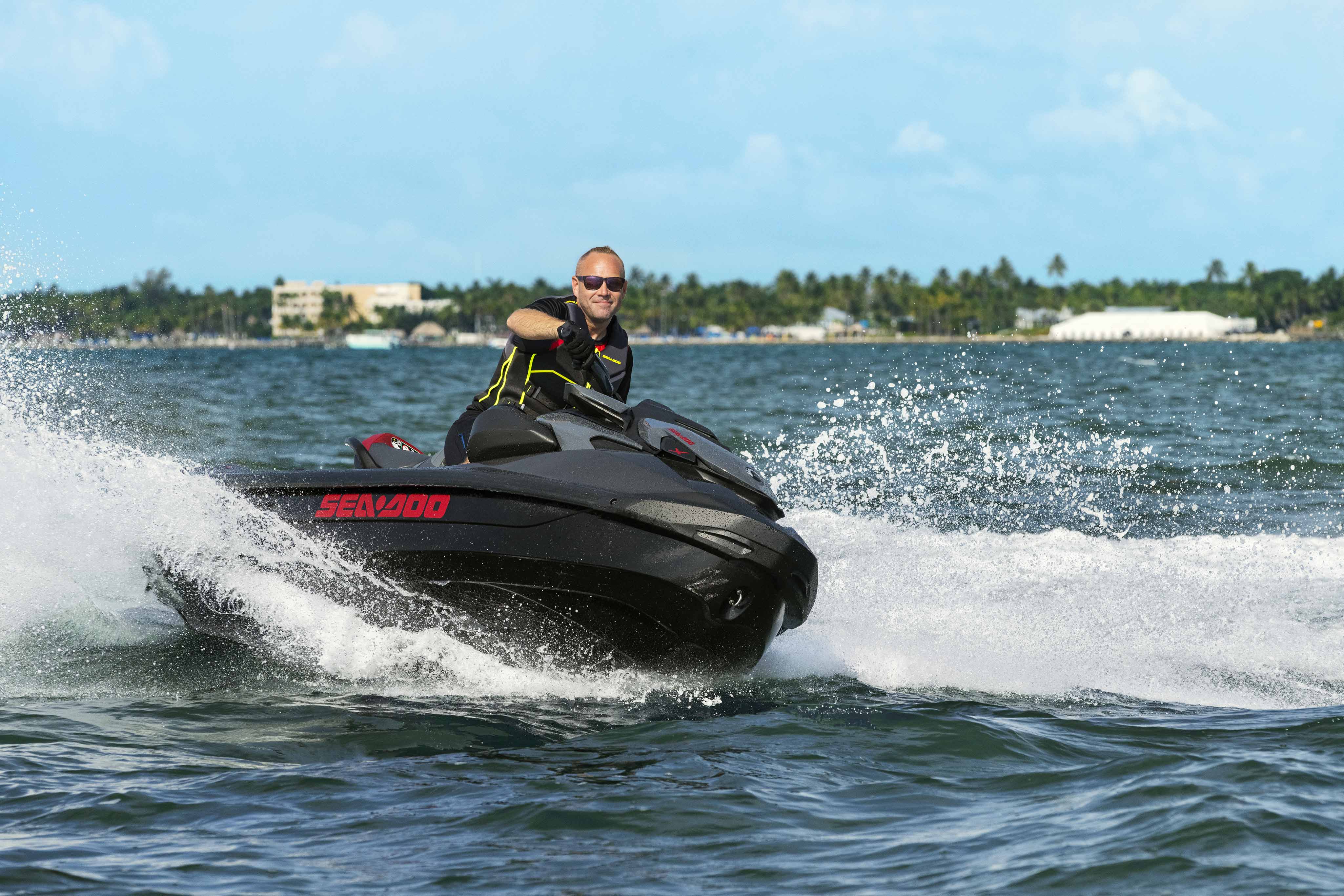 Hombre conduciendo la moto acuática Sea-Doo GTR 2024