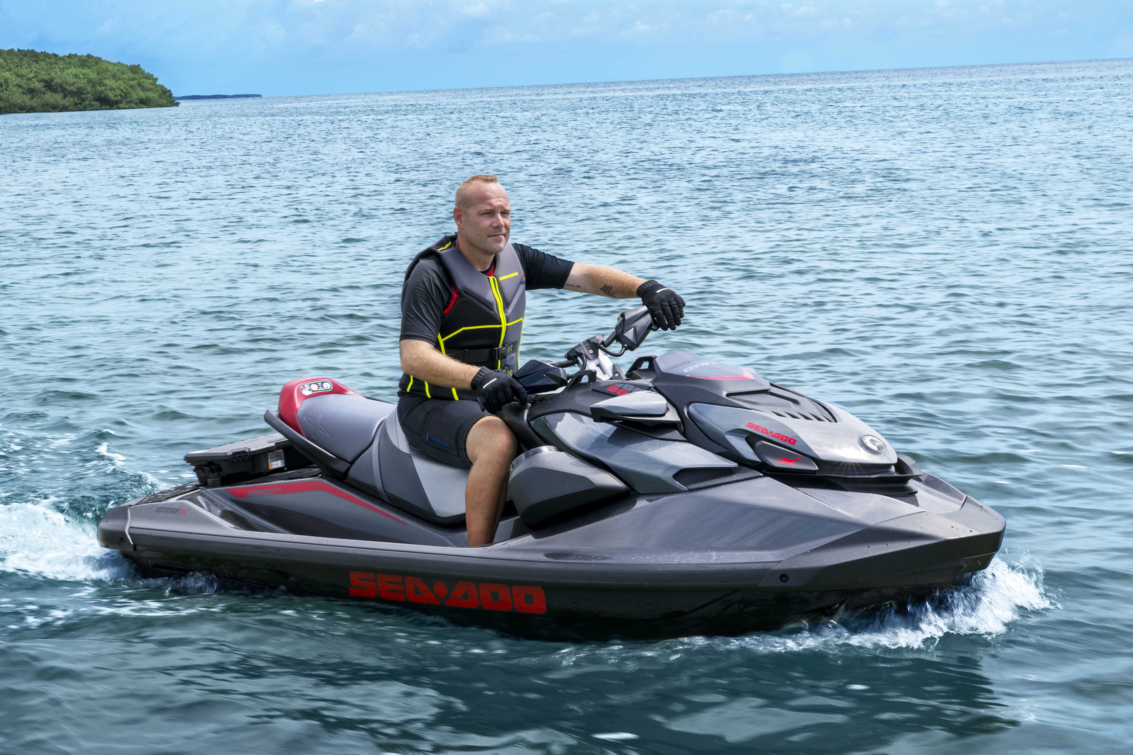 Hombre en una moto acuática Sea-Doo GTR 2024 parada