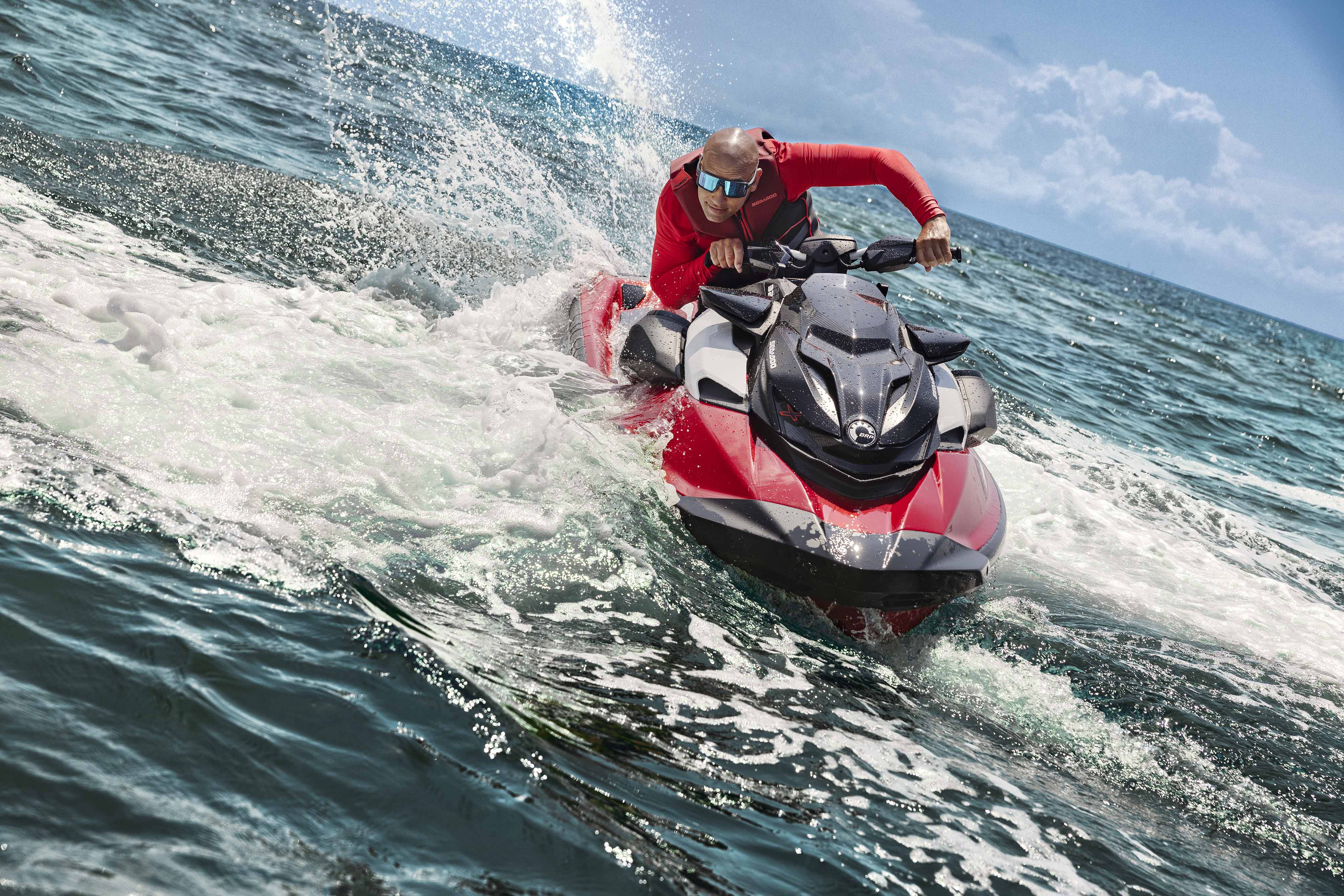 一个男子驾驶 Sea-Doo RXP-X 高性能摩托艇全速前进