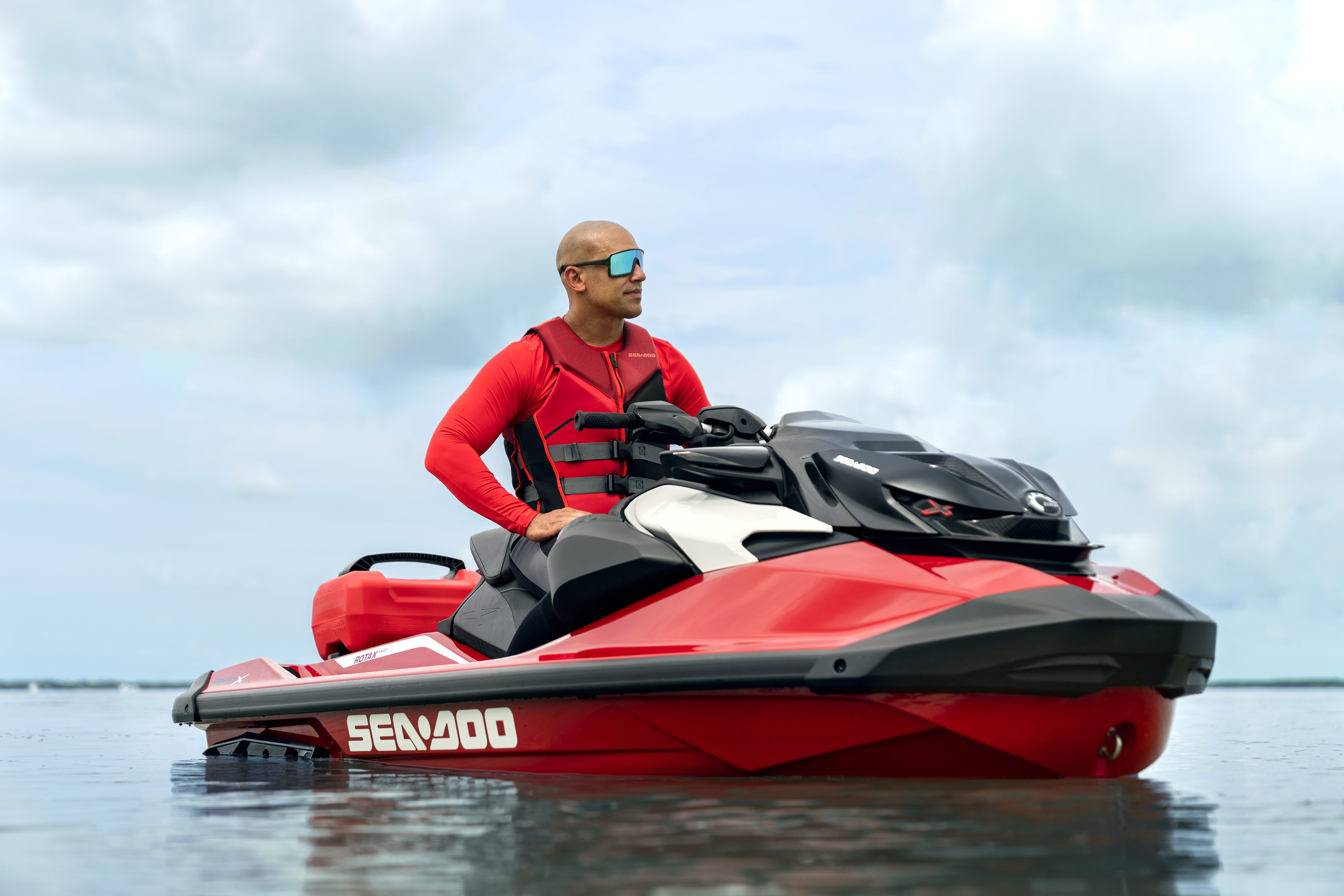 一名男子坐在停下的 Sea-Doo RXP-X 摩托艇上