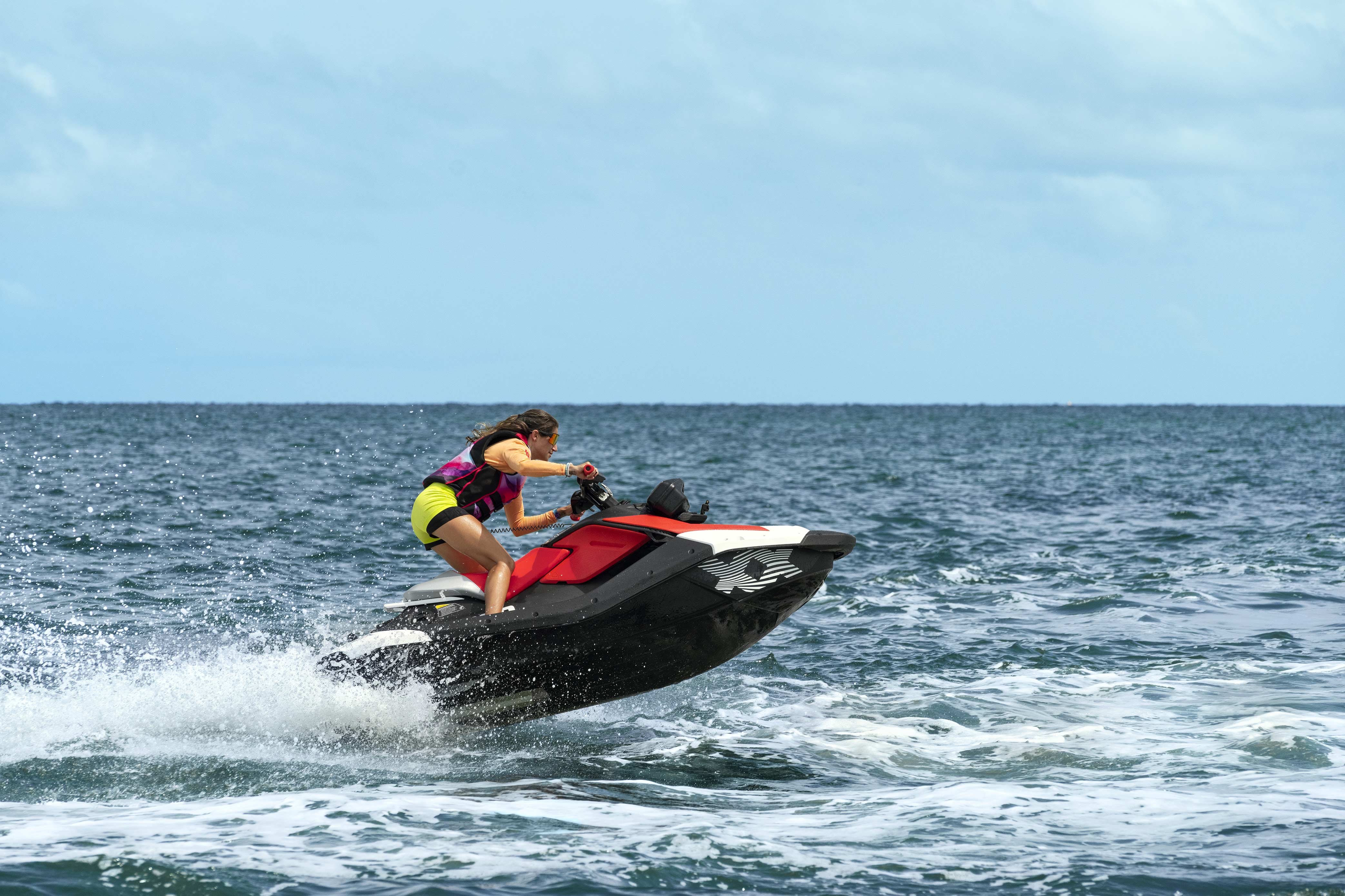 Vrouw rijdt op een 2024 Sea-Doo Spark Trixx-waterscooter
