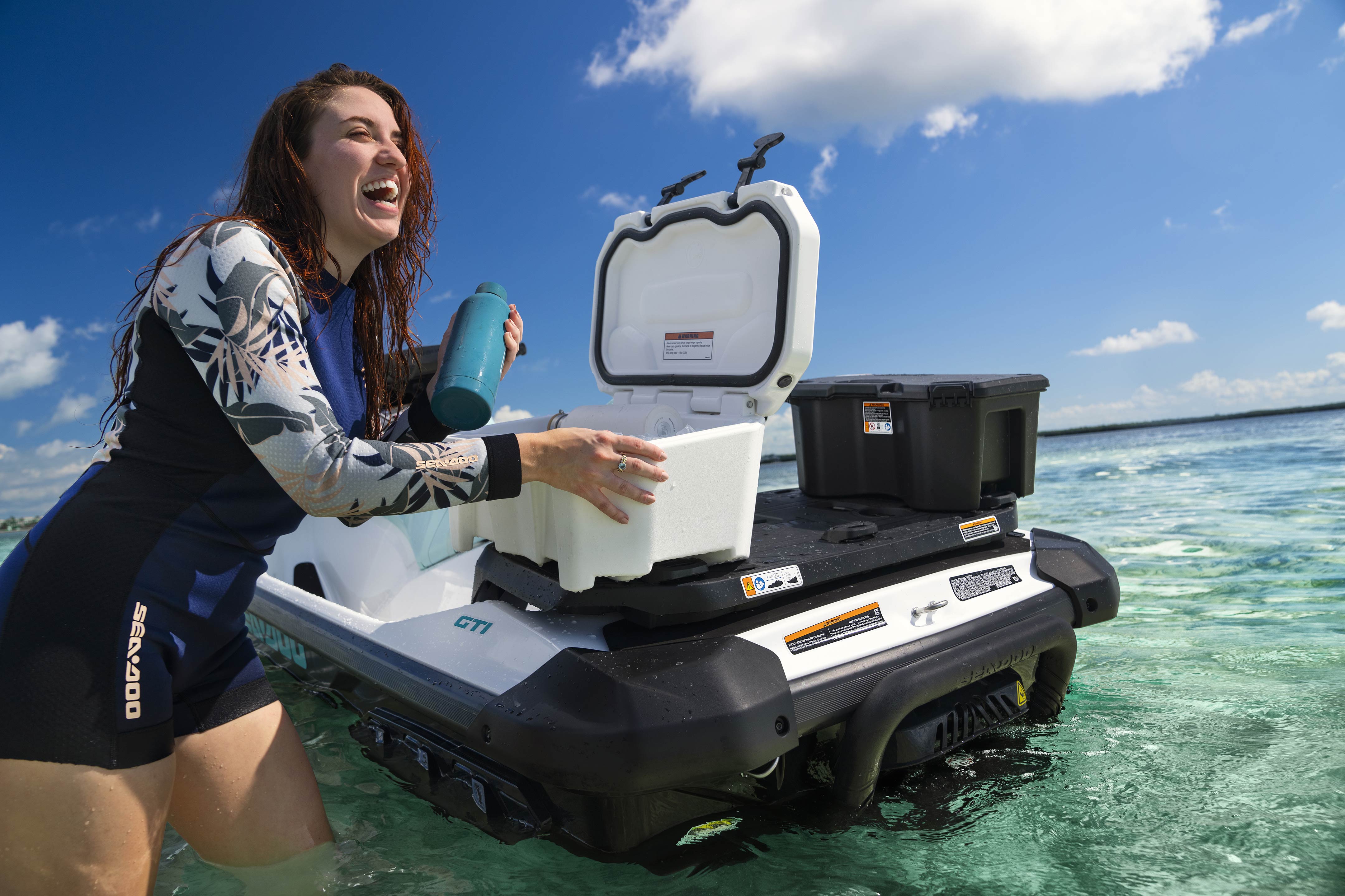  Kvinner nyter Sea-Doo GTI-plattformen med LinQ-tilbehør