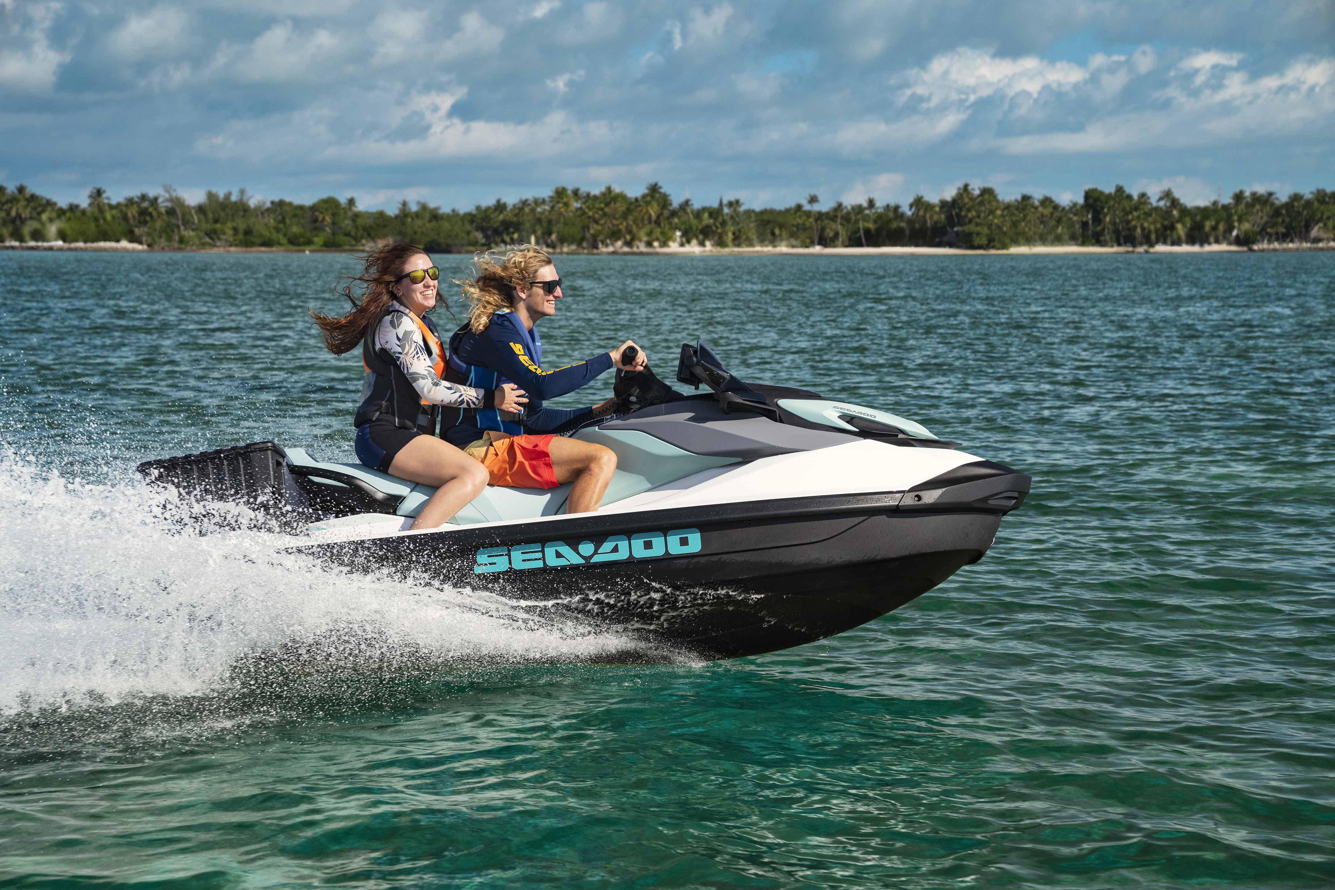 两位女子一同乘坐 Sea-Doo GTI 130 摩托艇