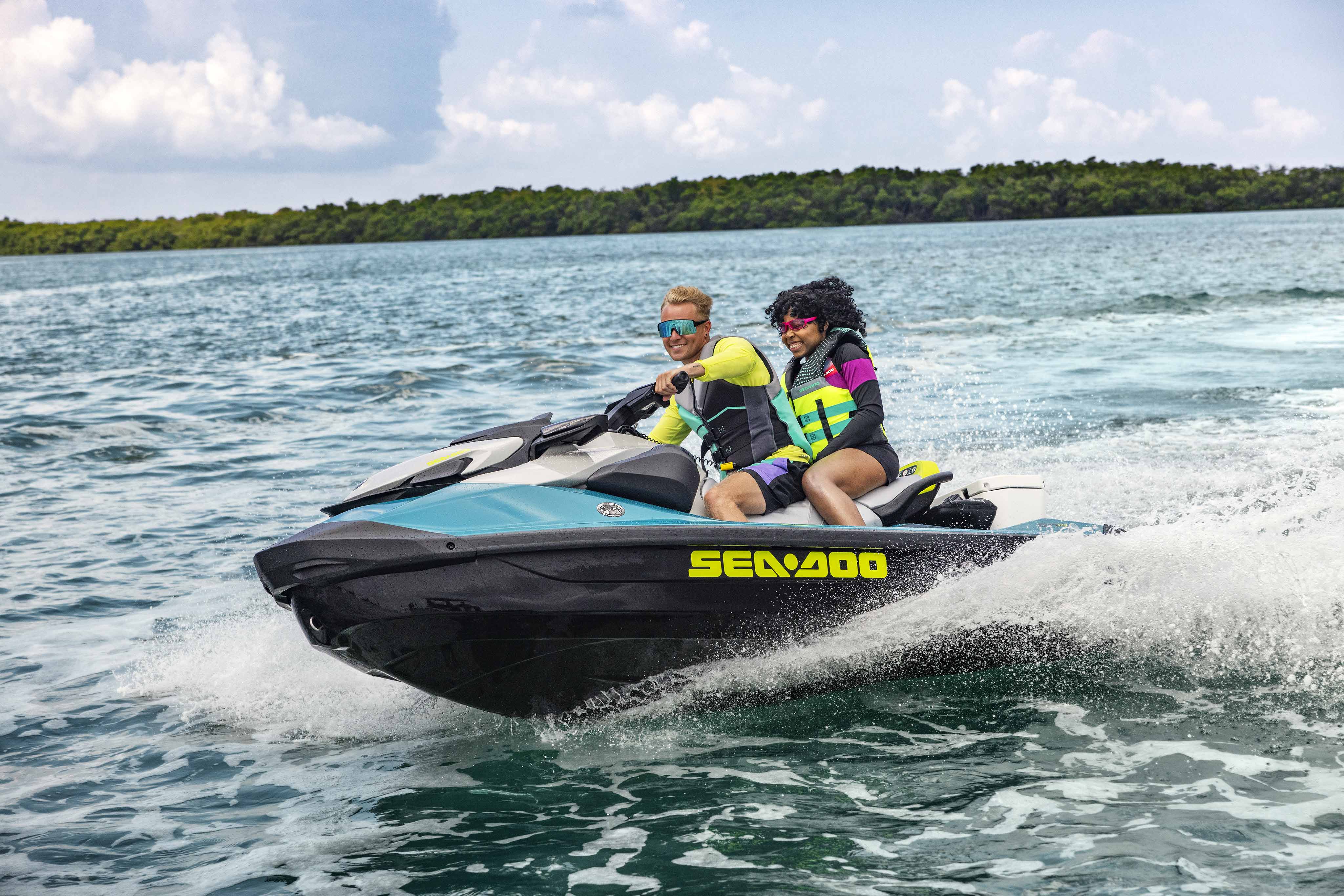 Sea-Doo GTI SEパーソナルウォータークラフトに乗っているカップル