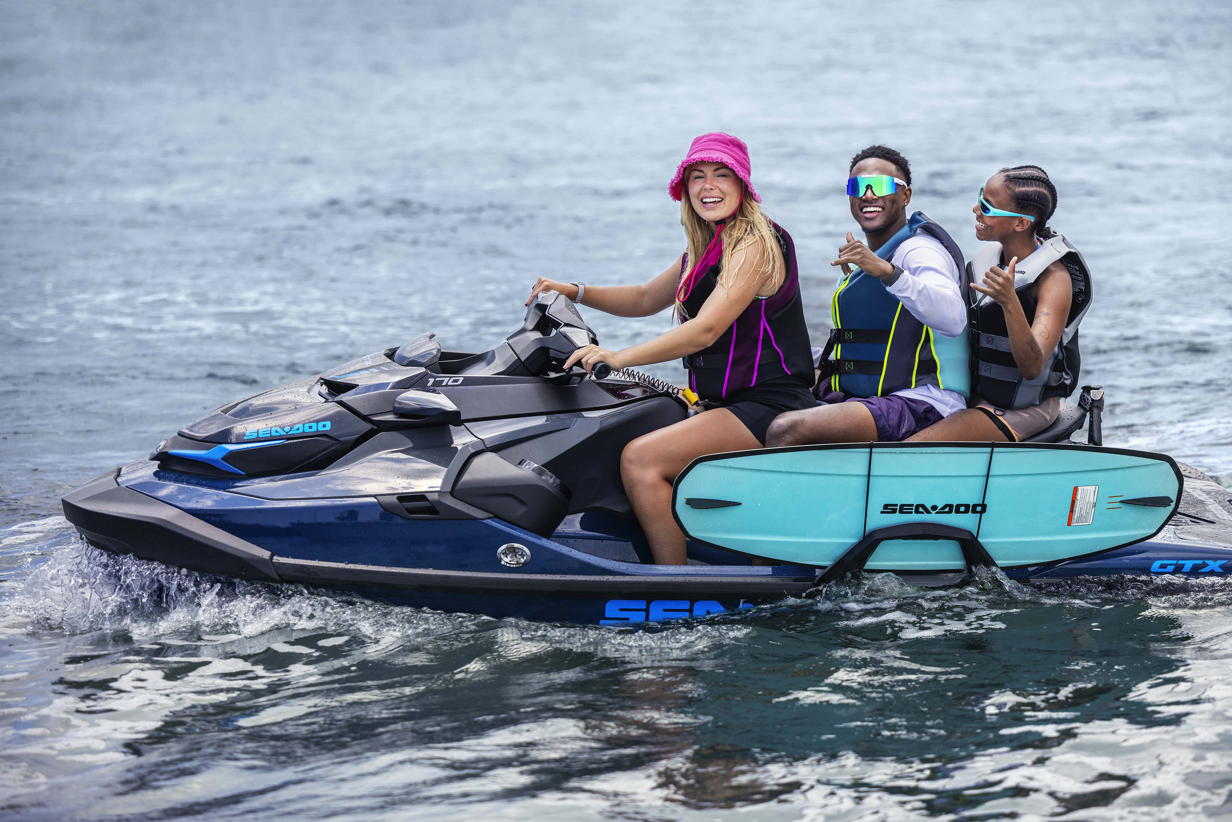 三位好友一同乘坐 Sea-Doo GTX 摩托艇