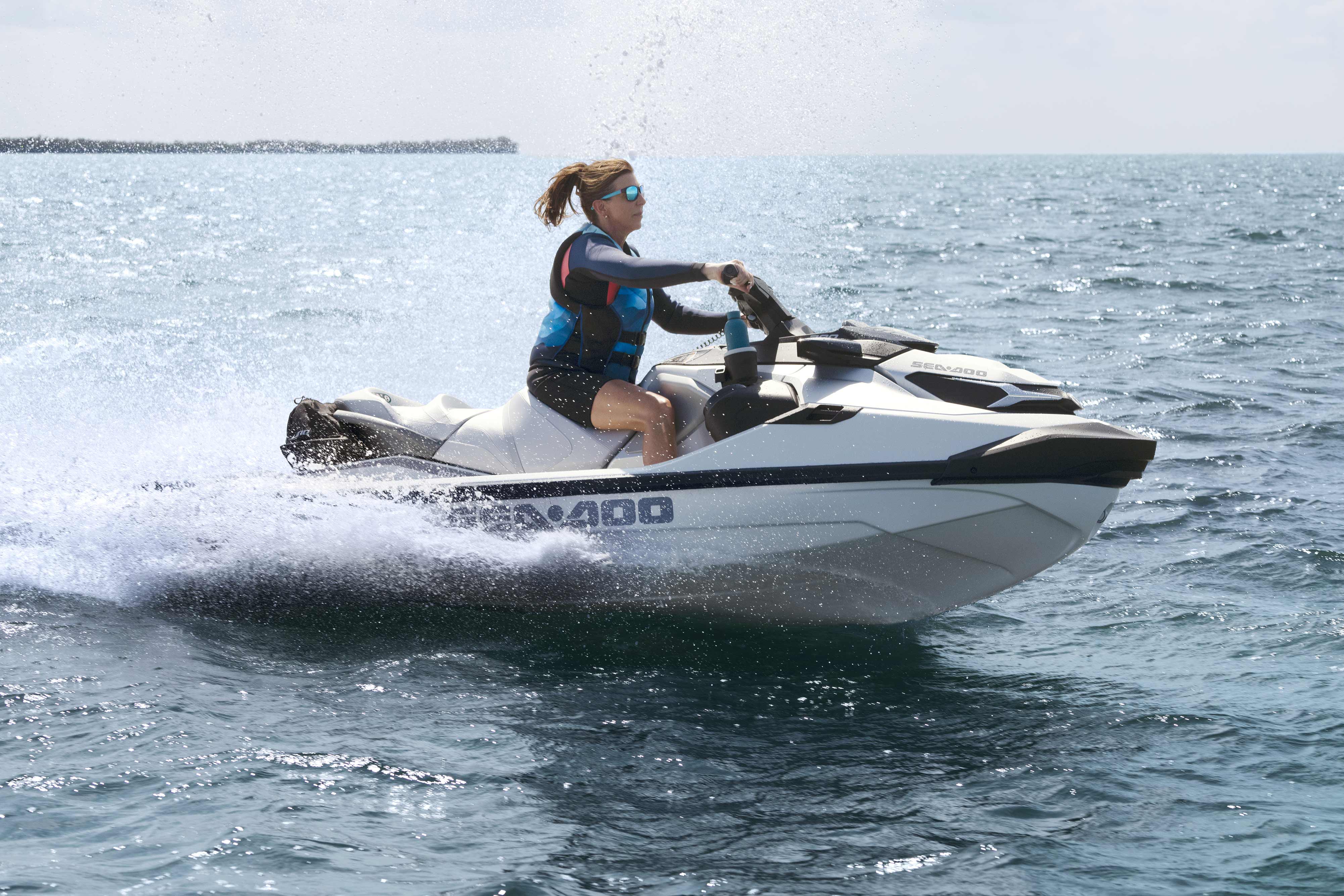 Mujer conduciendo una Sea-Doo GTX Limited 2024
