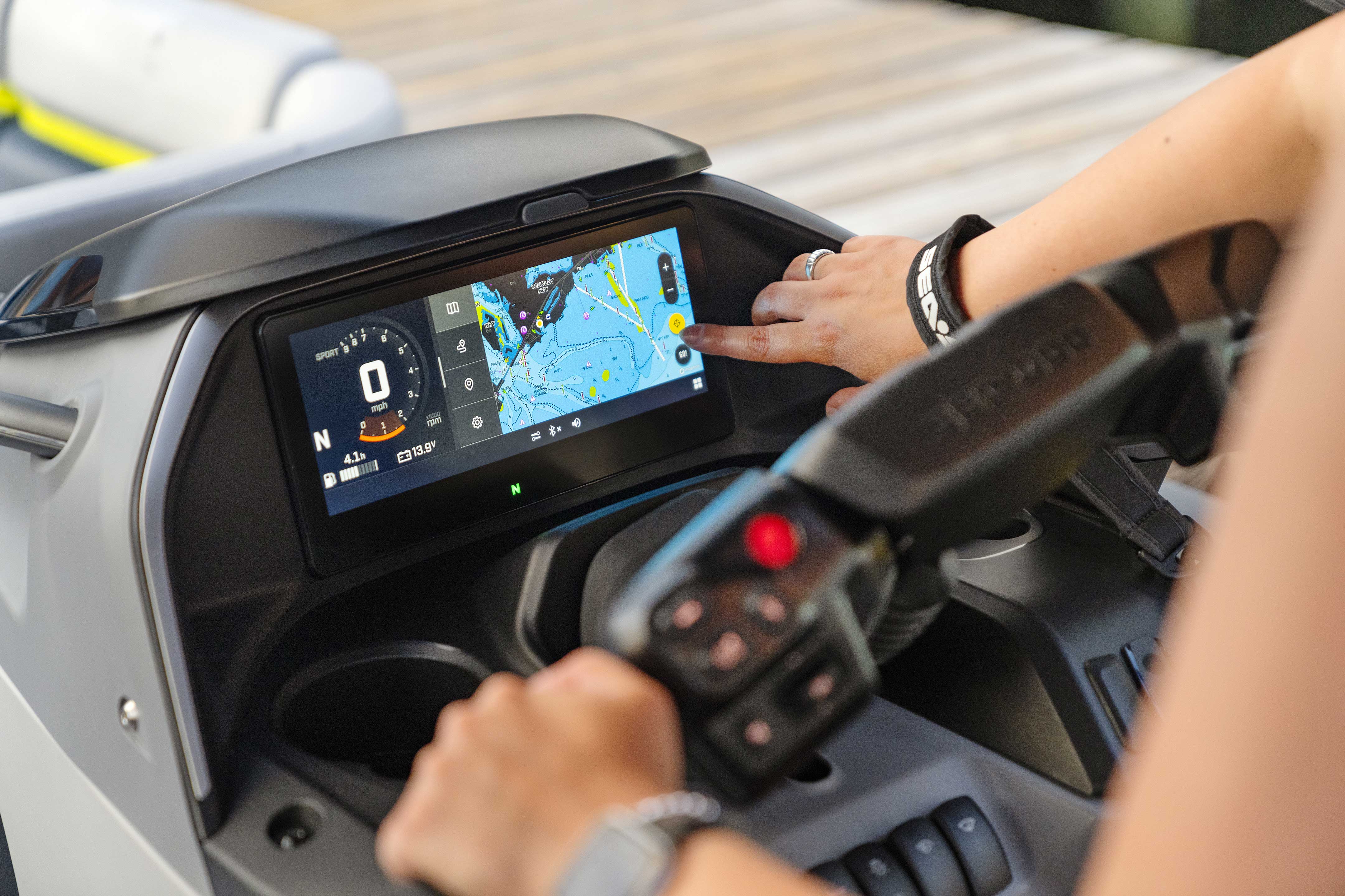 Conductor utilizando la funcionalidad de GPS en la pantalla táctil de Sea-Doo Switch Limited