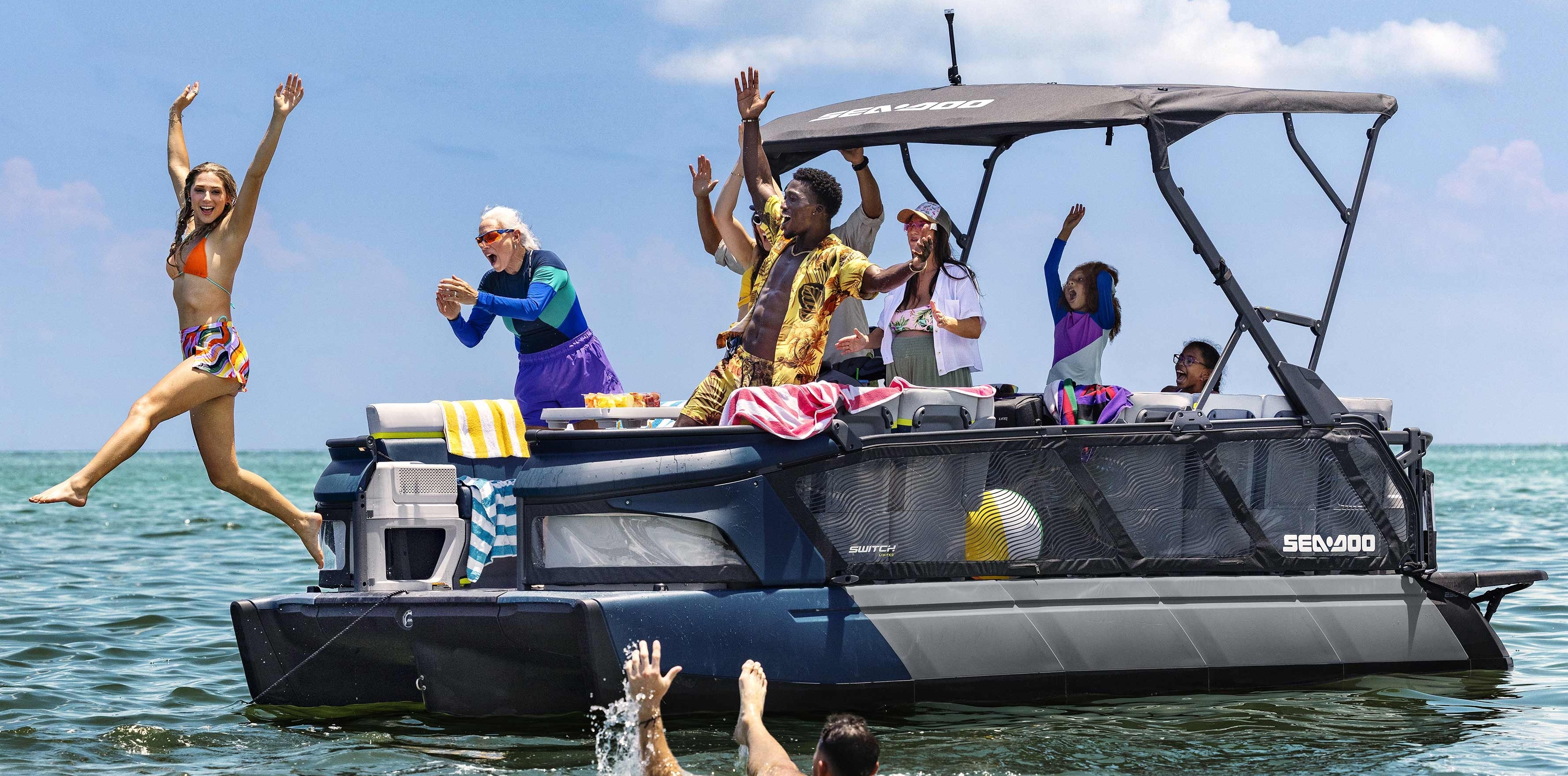 Uma família desfrutando de um dia ensolarado na água em um barco pontoon Switch Cruise Limited.